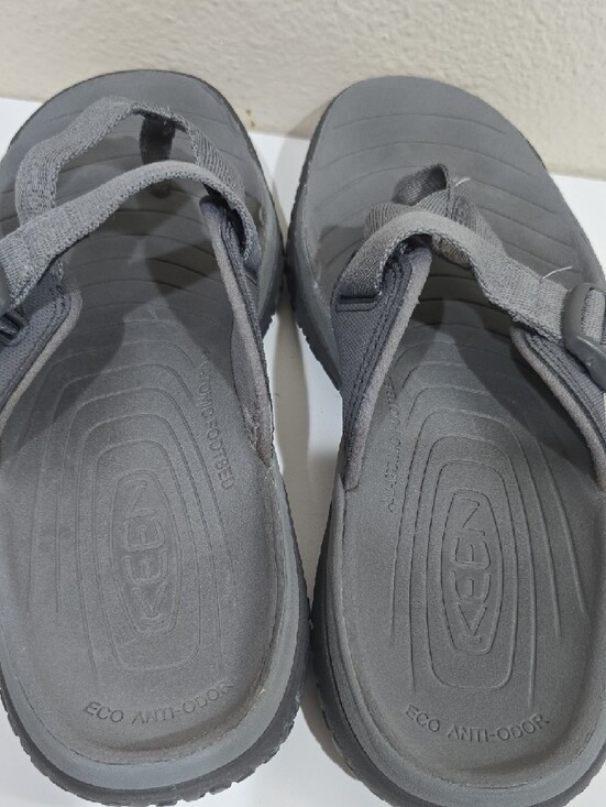 Keen Gray Men\'s Toe-Post Sandals with Adjustable Strap main image 10